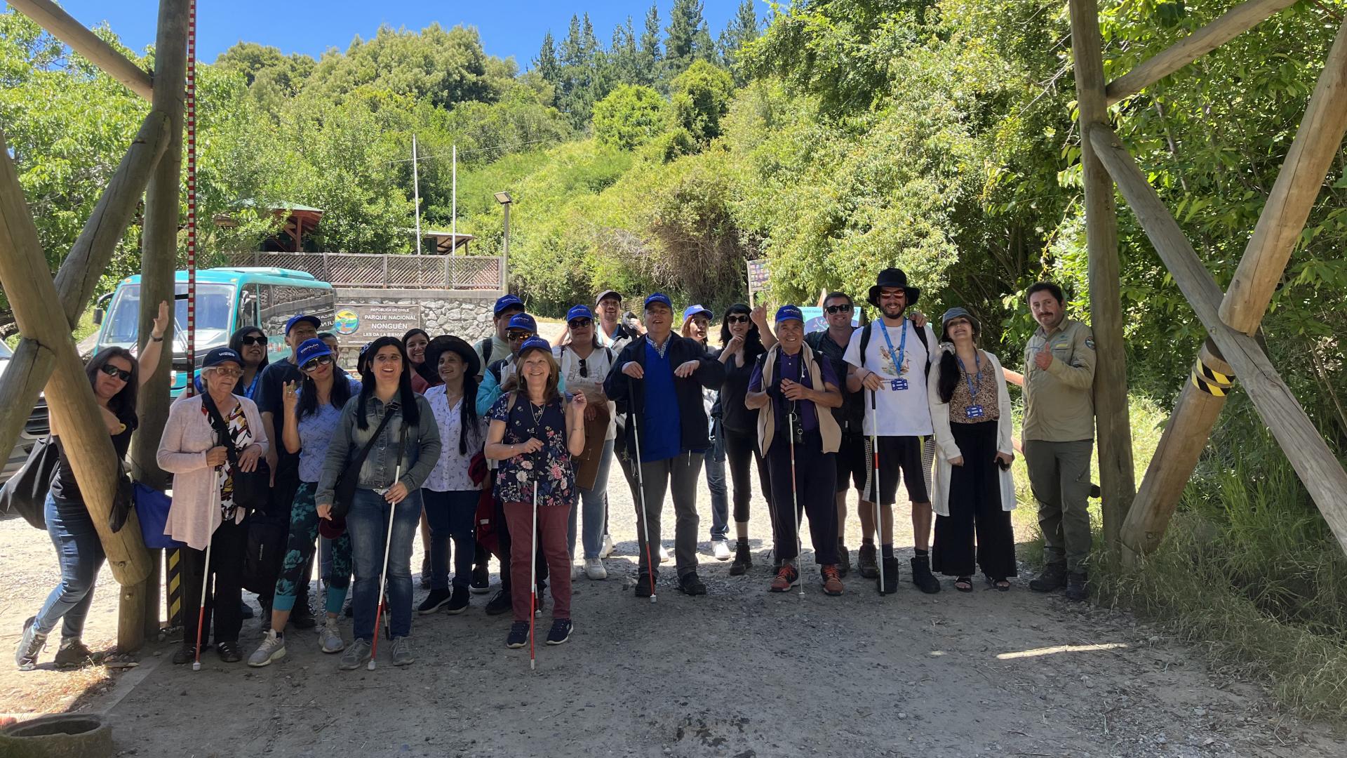 delegación en la entrada al parque