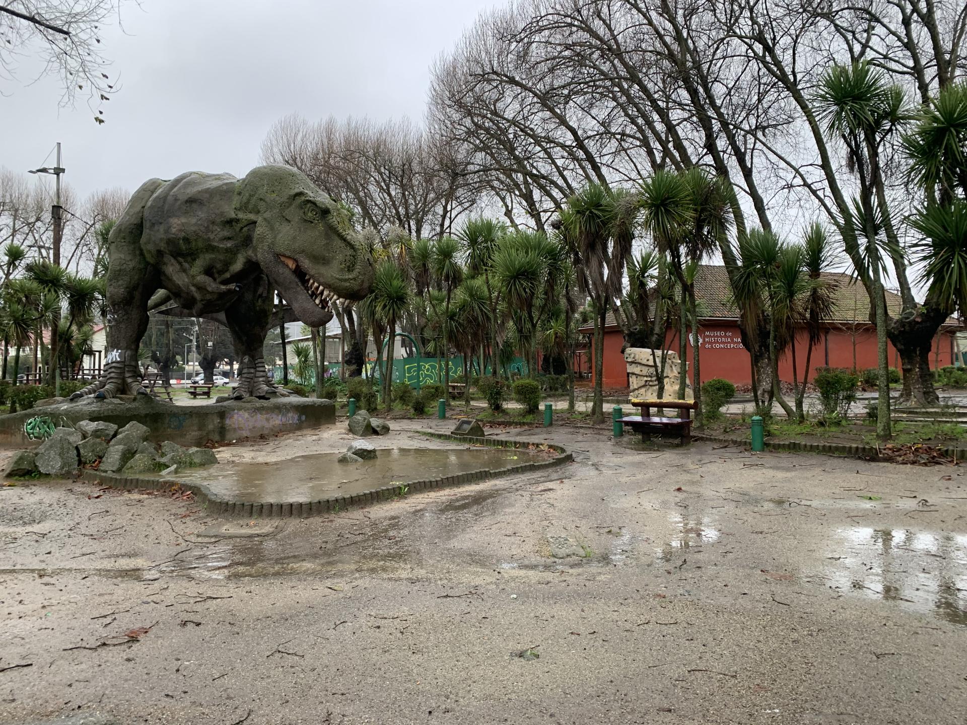 dinosaurio en la plaza