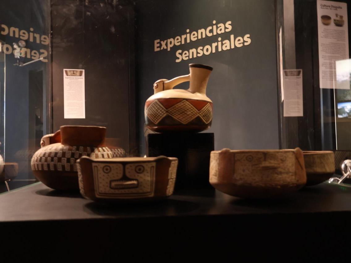 Imagen de vasijas presentes en la exposición Experiencias Sensoriales