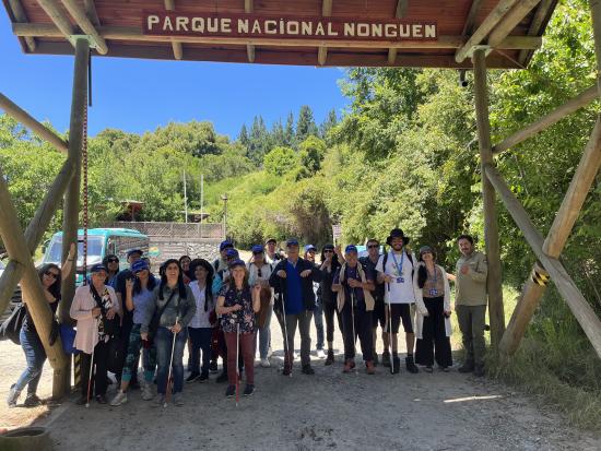 delegación en la entrada al parque